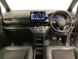 車内は光触媒抗菌消臭施工済です。インパネ周りはスタイリッシュなデザインで機能や装備も充実しています。グローブボックスやカップホルダーのほかにトレーなどたくさんの収納スペースが付いています。