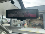 インテリジェントルームミラーは、車両後方のカメラ映像をミラー面に映し出すので、同乗者や積み荷などの車内状況や、天候などに影響されずいつでもクリアな後方視界が得られます。