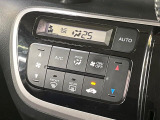 【オートエアコン】一度お好みの温度に設定すれば、車内の温度を検知し風量や温度を自動で調整。暑い&hellip;寒い&hellip;と何度もスイッチ操作をする必要はありません。快適な車内空間には必須の機能ですね♪