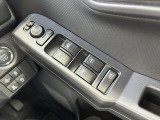 運転席ドアのウインドウ操作スイッチです。すべてのウインドウの開閉操作が可能です。また、ドアミラーはオート開閉なので、ドアロックで自動で閉じ、エンジンスタートで自動で開きます。