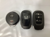 スマートキーを装備しています。鍵を差し込むことなくドアロックの開け閉めと、スタートボタン操作でのエンジンスタートができます。加えて、純正リモコンエンジンスターター用の操作キーもついています。