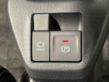 指先だけで簡単に操作が可能な電動パーキングブレーキを採用。「HOLD」スイッチを押すと、渋滞や信号待ちなどでブレーキペダルから足を離しても、ブレーキを保持するので安心です