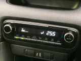 【オートエアコン】一度お好みの温度に設定すれば、車内の温度を検知し風量や温度を自動で調整。暑い&hellip;寒い&hellip;と何度もスイッチ操作をする必要はありません。快適な車内空間には必須の機能ですね♪