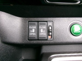 両側電動スライドドア。荷物で手が塞がる時など簡単にドアの開閉が出来ます。何より力いらずで開閉OK。女性やお年寄りにも優しい。電動機能はOFFにもできますから元気なお子様の駆け出しも安心です。