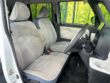 運転席シート廻りは使用感も少なく、良好な状態となっています。前オーナー様が丁寧に使っていたことがよくわかりますね。