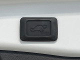 【パワーバックドア】スマートキーや運転席のボタンを押すだけでリアゲートが自動で開閉します!荷物を持っている時や、高い位置にあるバックドアを閉める際に便利な機能です♪