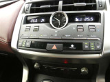 温度の感じ方は、個人差がありますね。運転席、助手席で独立して温度設定のできる左右独立温度コントロールのオートエアコン装備です。