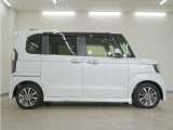 リアには左右スライドドアを採用。狭い駐車場でも開閉しやすく、強風の日でもドアが煽られにくくなっております。小さなお子さまやご年配の方も安心して乗り降りできます。