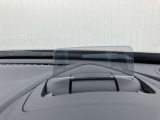 ヘッドアップディスプレイ。車速や交通標識、ナビゲーションの案内などの情報が映し出されます!