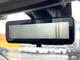 【スマートリヤビューミラー】後席の大きな荷物や同乗者で後方が確認しづらい時でも安心!カメラが撮影した車両後方の映像をルームミラー内に表示。クリアな視界で状況の確認が可能です!