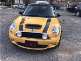 MINIクーパーSの正面からの外観です。個性的なデザインと車両状態をご確認ください。写真14/51。