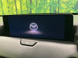 【12.3インチマツダコネクト】車内の雰囲気にマッチした大型ディスプレイ。スマホ接続でのナビ使用やBluetooth再生等、様々な機能が楽しめます。直感的なダイヤル操作が可能で、使い勝手も良好です。