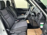 運転席まわりです。実際に座ってみて、乗り心地を体験してみてください。