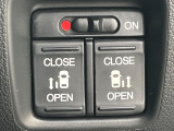 【両側スライドドア】駐車場で隣の車との間隔が狭く乗りにくい時、スライドドアなら安心!ドアオープン時も幅を取らず、開口部が広いので乗り降りがとっても簡単です。大きな荷物の出し入れも後席から可能♪