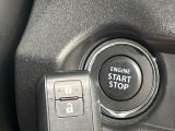 【キーレススタートシステム】カバンやポケットに入れたままでもドアの施錠・解錠が可能なスマートキーを装備。エンジンのオン・オフ時もカギを取り出す必要が無いからとっても便利です♪