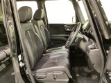 女性でも運転がしやすいように、シートの高さ調整機能(シートリフター)がついています。運転席と助手席の間が空いている為、助手席側への移動がスムーズです。交通量の多い道でも助手席側から乗り降りができます。
