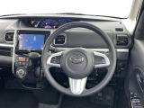 運転席まわりです。 各操作スイッチは使いやすい位置に配置されてます。