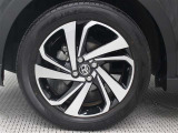 17インチアルミホイール(切削光輝+ブラック塗装)を装着しています。タイヤサイズ195/60R17