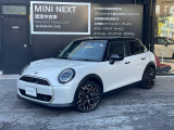 MINI COOPER  5ドア ナノクホワイト/ブラックルーフが入荷!男女問わず人気の色合いで、ドライブレコーダーなどの安全装備も搭載済み!初めての車や、ご夫婦のみで小さな車が良いという方にもぴったりです!