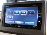 CD、DVD、Bluetooth、AM、FM、スマートフォン接続ができます。