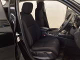 広い足元にゆったり座れるシートには肘掛けも装備しており長距離の運転でも疲れにくくなってます。女性でも運転がしやすいように、シートの高さ調整機能(シートリフター)がついています。