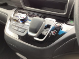 ハイブリット専用のシフトノブです。インパネシフトだから視線の移動も少なく足元もスッキリ♪運転席もゆったりしているのでゆとりを持ってドライブできますね!