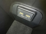 充電用USB端子付き。スマートフォンなどの充電に便利です。