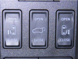 両側電動スライドドアを装備しております。