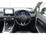 スポーティームード溢れる運転席周りですね。 クイックなドライビングに対応できるよな運転席回りになっています。 ドライブがますます楽しくなりますね!