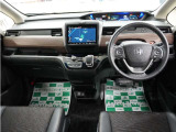 運転にかかわる様々な操作を安全に行えるように視点移動が少なく、操作性に配慮されたスイッチ類が凝縮されたコクピットです。