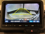 リバースギアに入れるだけで後方の表示へ切り替わります。夜間や雨の日の駐車も楽になりますよ。