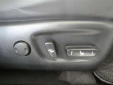運転席のシート調整を電動で調整できます。無段階調整なので、どなたにもピッタリの調整が可能です。