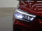 シャープな目つきが印象的!明るく省電力なLEDヘッドランプ装備