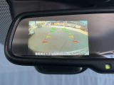 ディスプレイ付き自動防眩式ルームミラー。