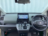 運転席周りです。カップホルダーや小物の収納などは必須ですよね!!使い勝手の良いつくりになっております!!