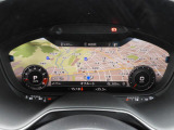 重厚感と安定感があり、同時にダイナミックさも備えるAudiの走り。機能やデザインが革新的なメーター。