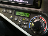 【オートエアコン】一度お好みの温度に設定すれば、車内の温度を検知し風量や温度を自動で調整。暑い&hellip;寒い&hellip;と何度もスイッチ操作をする必要はありません。快適な車内空間には必須の機能ですね♪