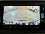 リバースギアに入れるだけで後方の表示へ切り替わります。夜間や雨の日の駐車も楽になりますよ。