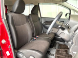 運転席まわりには十分なスペースがあり、大柄な方でもゆったり運転していただける環境です。