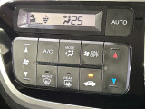 【オートエアコン】一度お好みの温度に設定すれば、車内の温度を検知し風量や温度を自動で調整。暑い&hellip;寒い&hellip;と何度もスイッチ操作をする必要はありません。快適な車内空間には必須の機能ですね♪