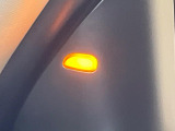 【後方車輛検知】走行中、ドアミラーの死角になりやすい箇所に後続車が接近するとサイドミラー付近に警告を表示、ドライバーに注意喚起をしてくれます。