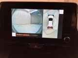 パノラミックビューモニター付きです。車両を上から見たような映像を画面に表示。運転席からの目視だけでは見にくい車両周辺の状況をリアルタイムでしっかりと確認できます。