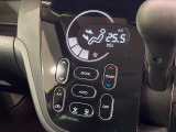 【オートエアコン】一度お好みの温度に設定すれば、車内の温度を検知し風量や温度を自動で調整。暑い&hellip;寒い&hellip;と何度もスイッチ操作をする必要はありません。快適な車内空間には必須の機能ですね♪