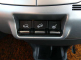 運転席にシートヒーターがついております。寒い日でも座面を温めてくれるスグレモノです!冷え性の女性にオススメの装備です♪