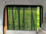 【ロールシェード】日差しや車外からの光が眩しいときにサッと引き出して使える、ロール格納タイプのサンシェードを装備。後席に乗ったお子様がウトウトしだした時など、ぜひご活用ください♪