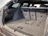 BMWではスペアタイヤが非搭載となるため、スペースは拡大されており、収納スペースとして利用可能。トランクの下にも収納スペースがあり、意外と役に立つスペースでございます。
