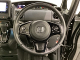 ハンドルにHondaセンシング系のクルーズコントロールやレーンキープアシストなどのスイッチと、オーディオの操作スイッチが装備されています。ハンドルから手を離さず安全に操作できます。