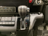CVT車のセレクトレバーです。低速から高速まで、変速ショックのないスムーズな走りを実現するとともに、エンジン効率のよい領域を維持することで燃費にも貢献します。