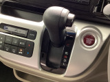 インパネシフトを採用しているので、前席の足元も広々としています。運転席と助手席の行き来もスムーズです!