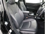 高いホールド性で運転姿勢が安定します。長距離ドライブでも疲れにくいのが魅力です。快適なドライビングライフをお送りください♪